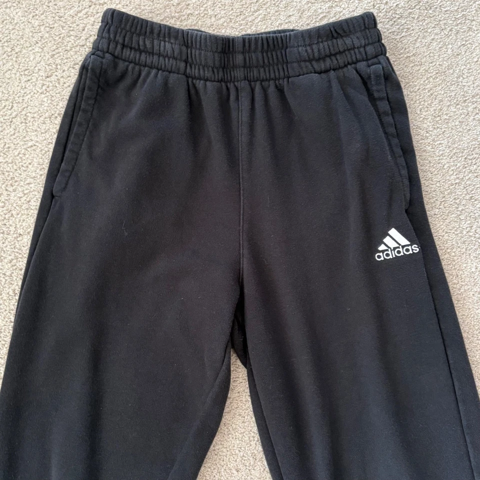 Pantalones deportivos Adidas para niños negros con rayas blancas talla M 10/12 bolsillos Foto 2 de 4