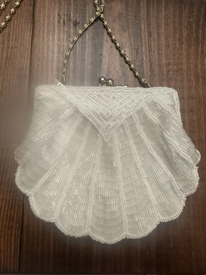 Bolso de Noche Estilo Vintage con Cuentas Forma de Concha Bolso sin asas Blanco con Cadena Dorada Foto 2 de 3