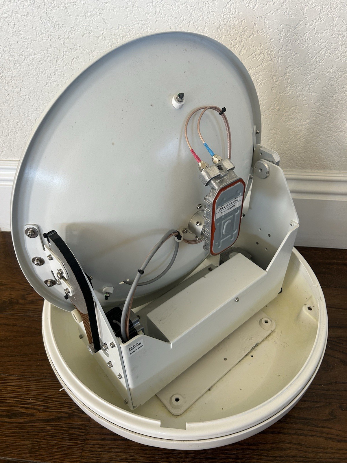 Intellian i4 B3-401S Marine Satellite TV System w/ North America LNB Receiver