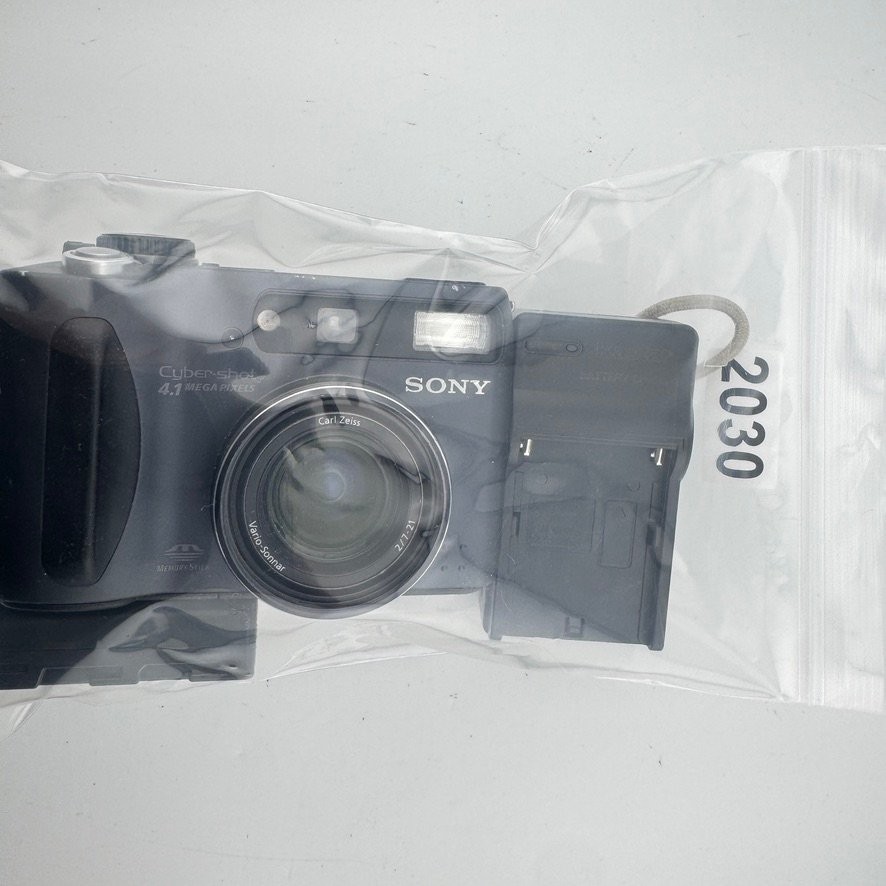 Sony Cyber-shot DSC-S85 Digital Camera 4.1MP Carl Zeiss Lens
