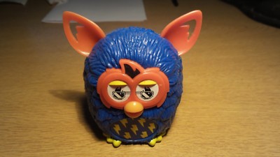 Hasbro UK Mcdonalds Furby Boom Plastikspielzeug 7 cm 2013 blau mit orangefarbenen Ohren