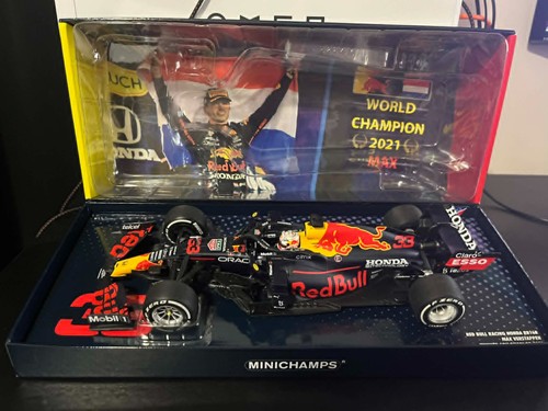 Minichamps Max Verstappen Red Bull RB16B World Champion Abu Dhabi 2021 1:18