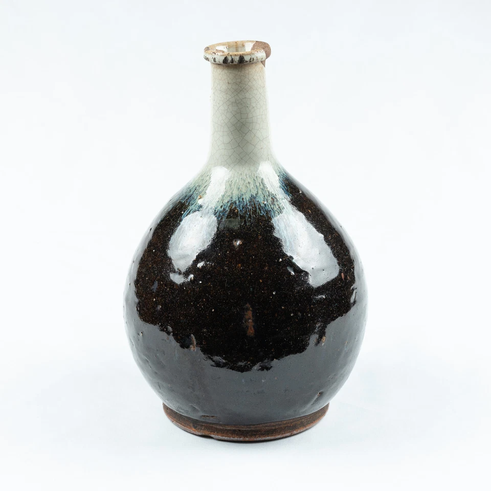 Tokkuri grande con esmaltes de hierro y ceniza 鉄釉藁灰釉大徳利 Foto 2 de 4