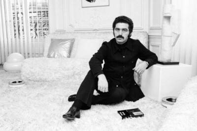 The couturier Paco Rabanne in his apartment in Paris in France 1974 Old Photo