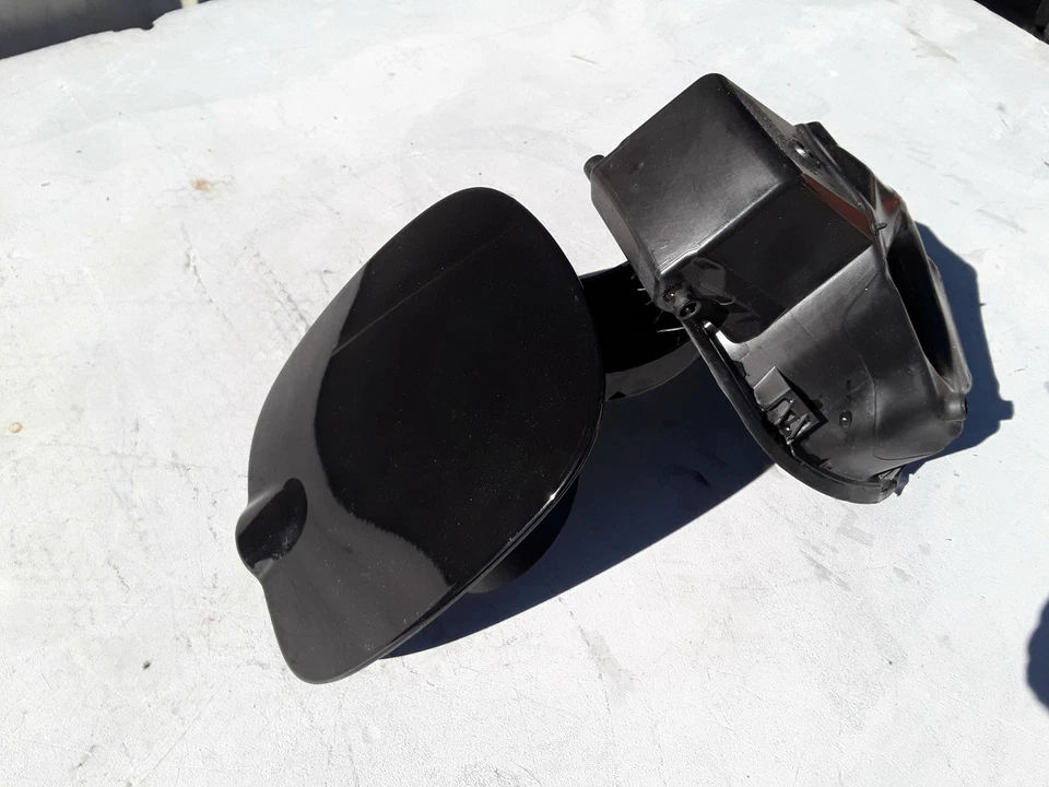 2014-2017 FIAT 500L EASY 1.4L GASOLINE FUEL FILLER DOOR LID W/ RETAINER OEM - Image 3 of 4