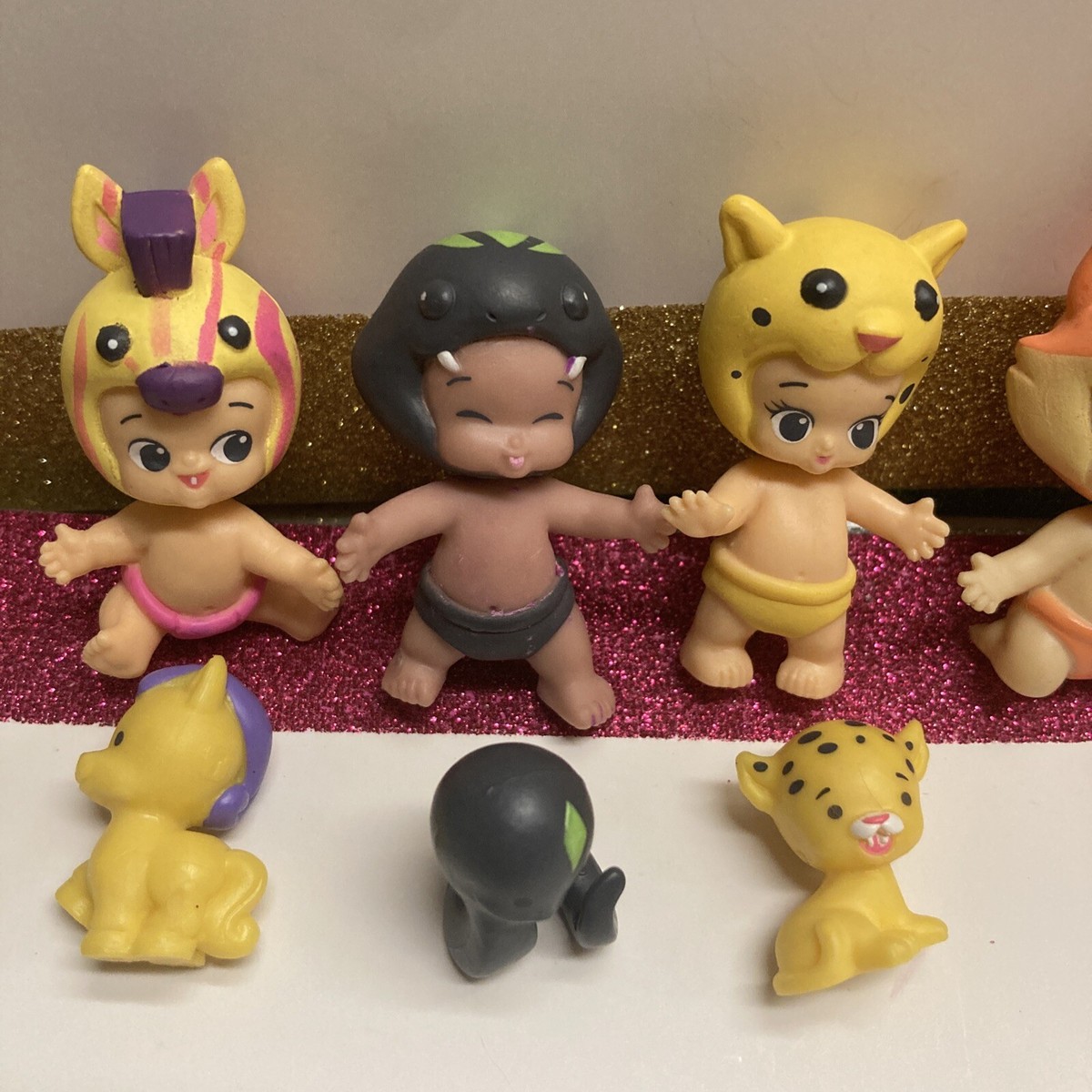 baby toysジャンスカ TWOZIES Baby Lot of 5 Babies Figures Moose Toys Tiny Animal