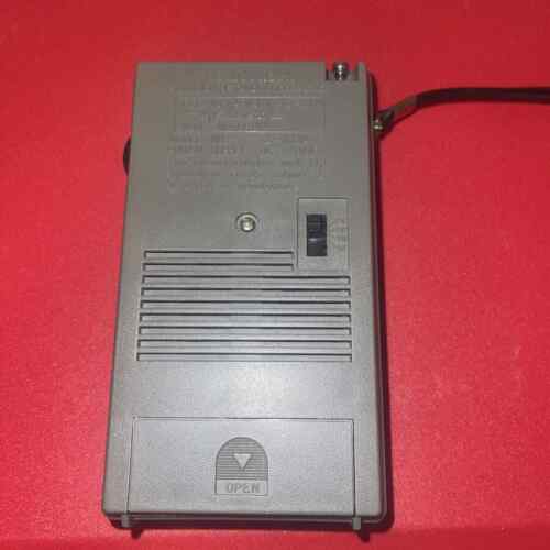 Radio Shack realistico portatile AM/FM/TV modello 12-613A con antenna TESTATA - Foto 2 di 5