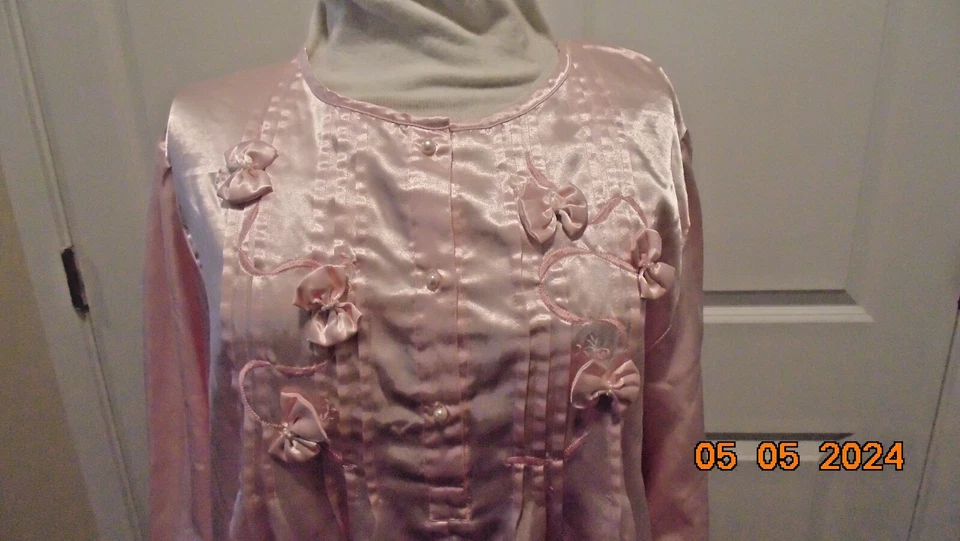 De colección. Camisón rosa satinado Ashley Taylor Intimates con lazos y bordados talla 2X Foto 2 de 4