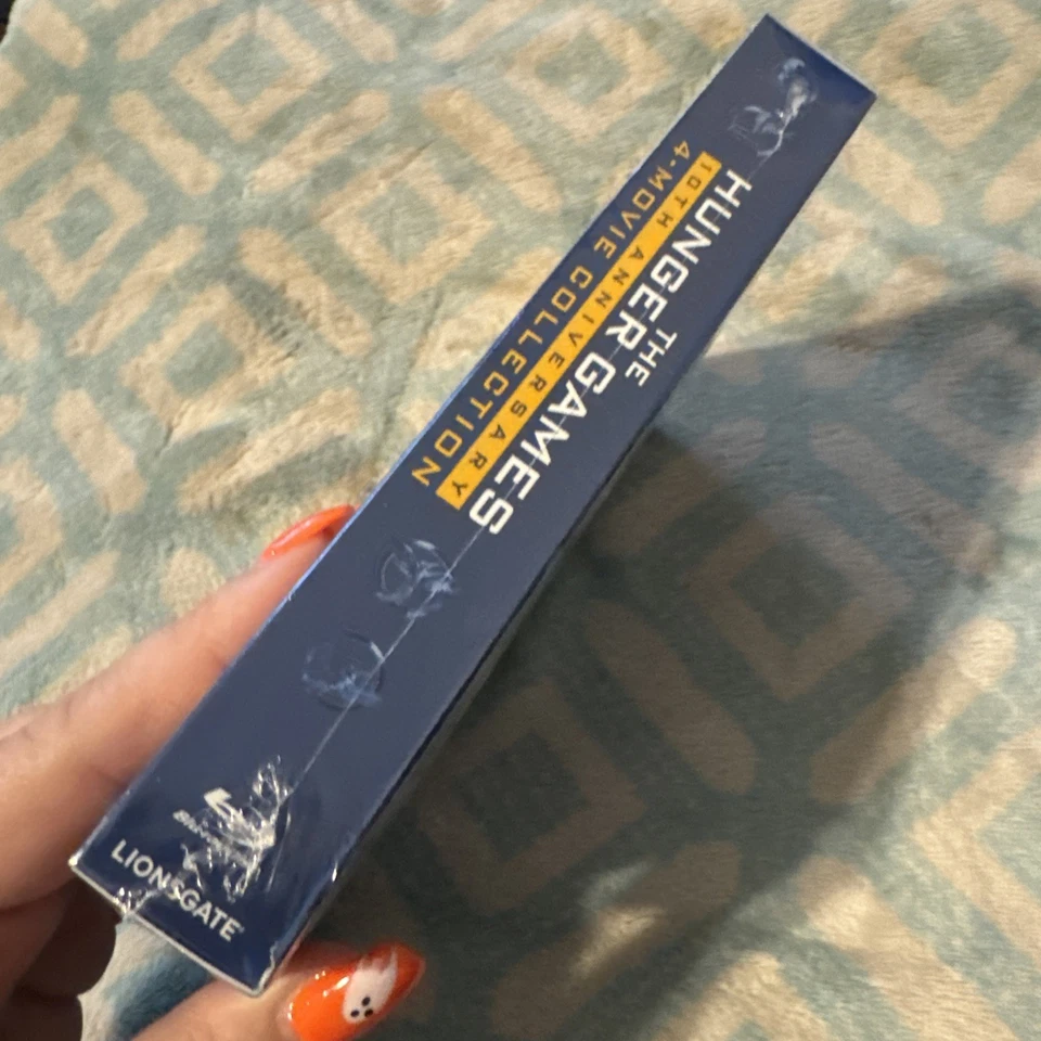 The Hunger Games: 10th Anniversary 4-Movie Collection, 2-Disc Blu-ray PENDANT! - Image 3 of 4