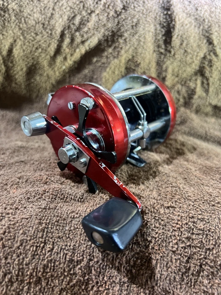 Abu Garcia Ambassadeur 7000 Rojo - Totalmente Reparado Limpio - Listo para Pescar Foto 4 de 4