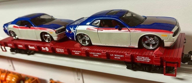 Pristine Red G-Scale SANTA FE Long Flat Car with 2 Patiotic Autos -- USA