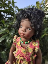 Götz Künstlerpuppe Natterer 38 cm dunkle Puppe Ginka aus 1995, Originalkleidung