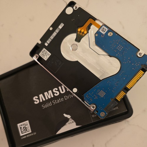 ST2000LM007 P/N: 1R8174-024 F/W: RGM2 S/N: WY21 WU 2TB JAN 2023 CHINA SEAGATE - 第 2/4 張圖片