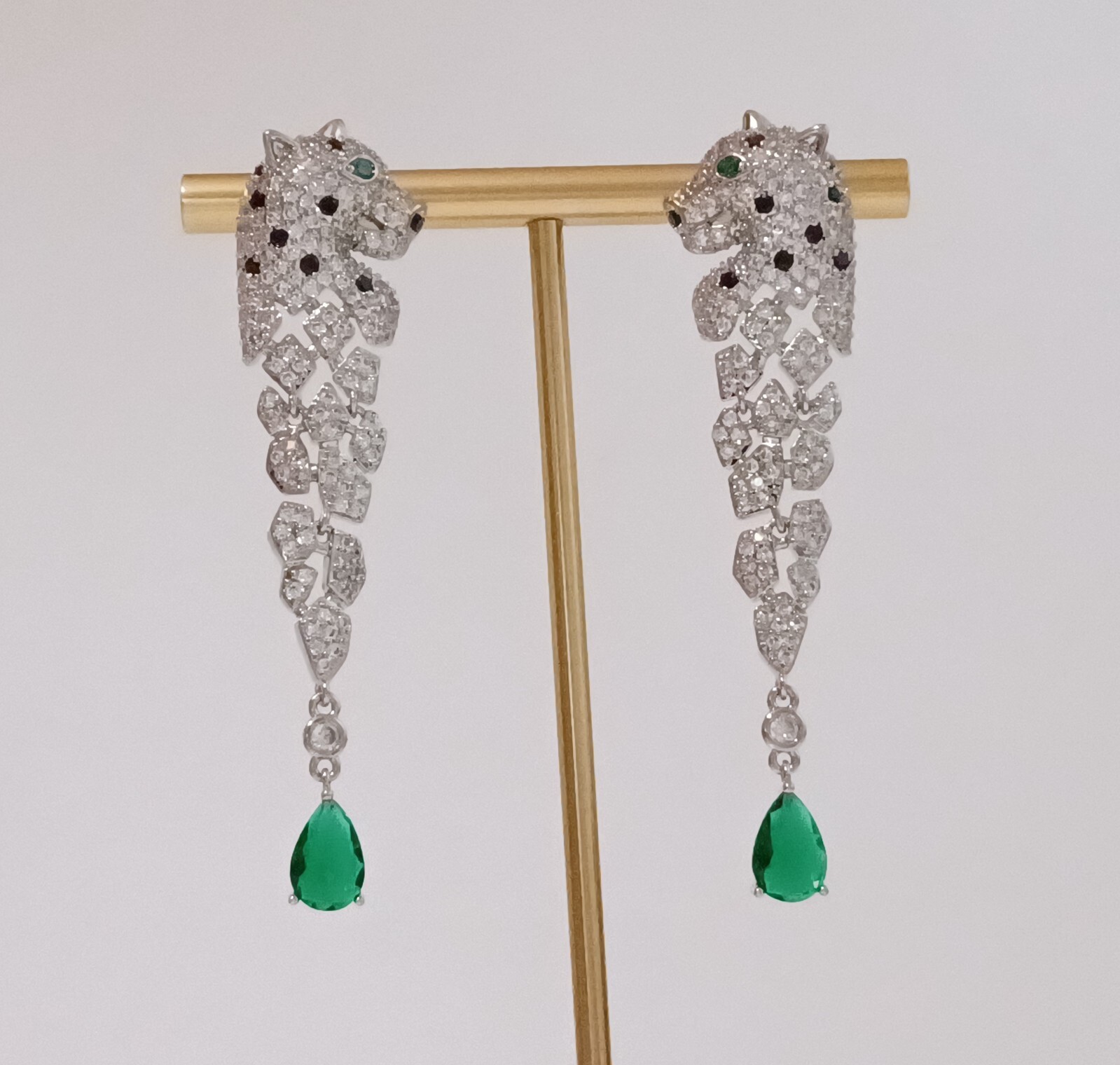 Boucles d'oreilles panthère argent anti-allergie avec zircons brillants pour oreilles sensibles