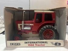 Ertl IH 1568 Tractor V8 Series USA 1/16 IH NIB