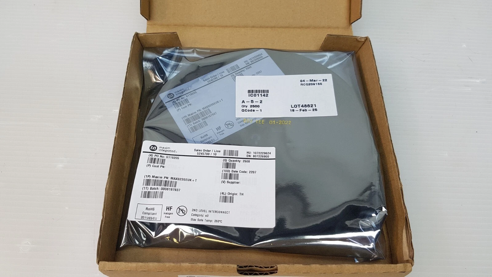 Opened Maxim box with the MAX823SEUK+T reel in an anti-static bag, label quantity 2500