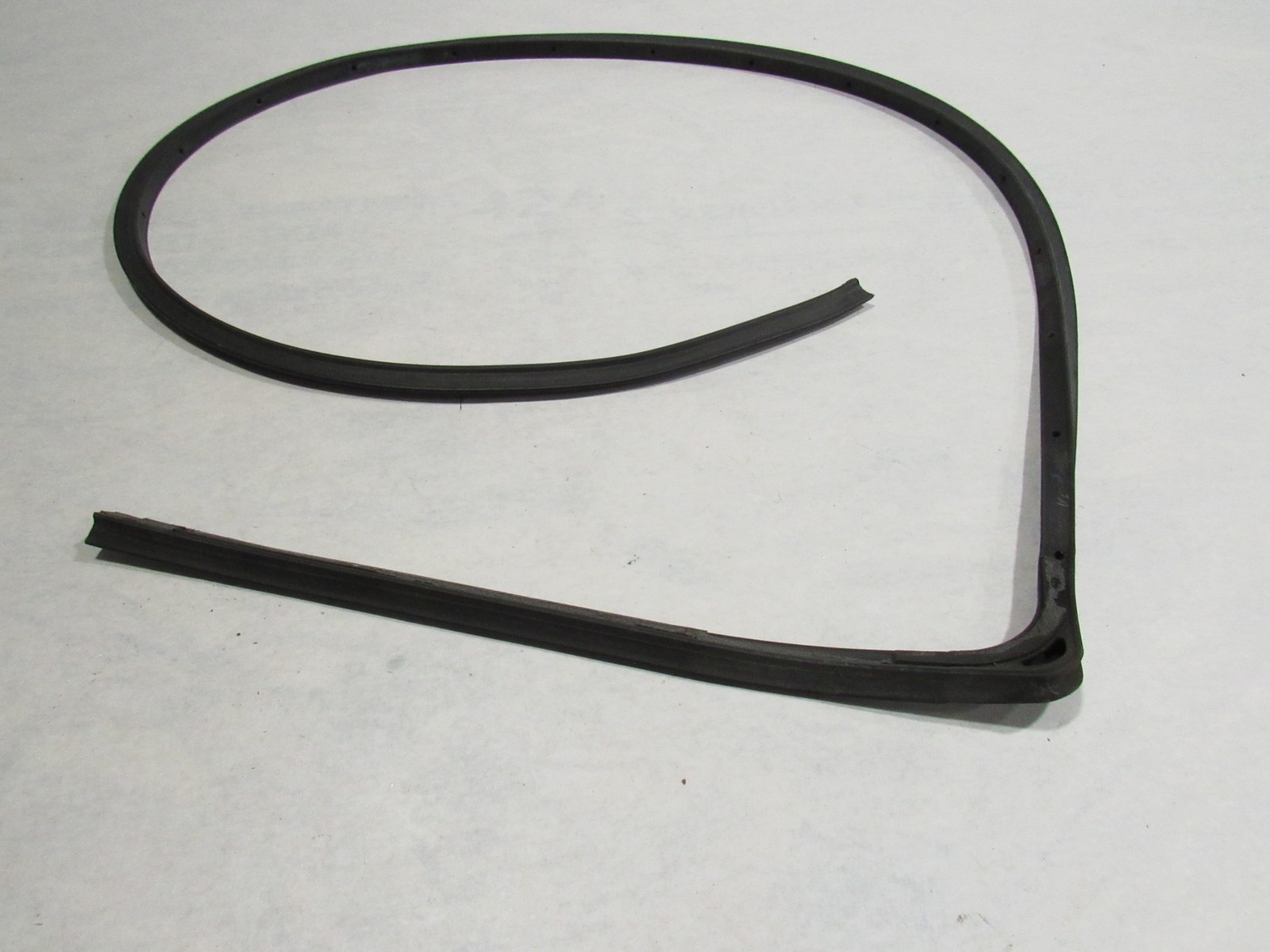 20-23 McLaren GT 2021 Right Passenger Door Lower Weatherstrip Rubber Seal ;:Y