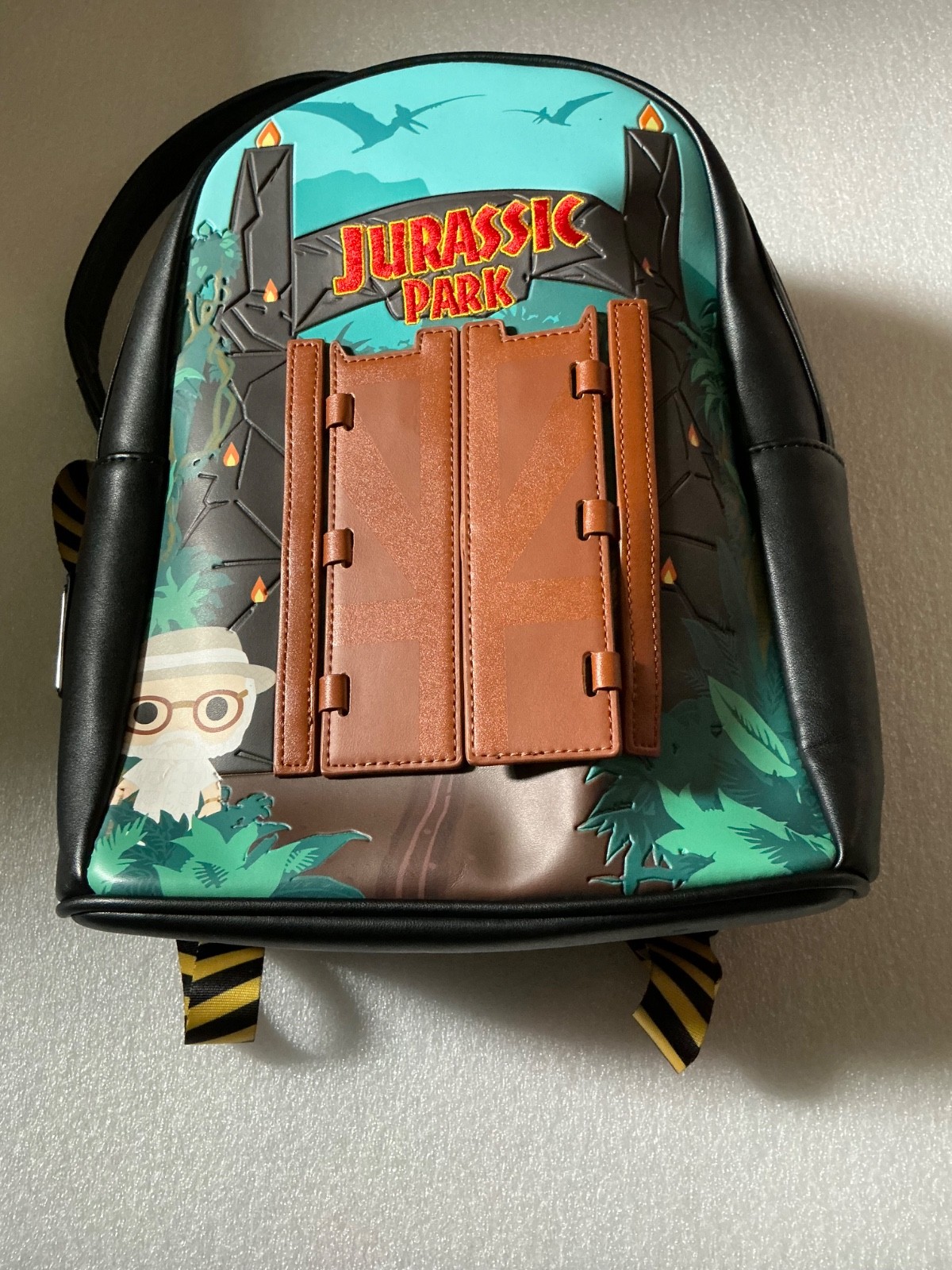 Mochila Loungefly Jurassic Park Gates puertas magnéticas muy buena usada rara fuera de uso