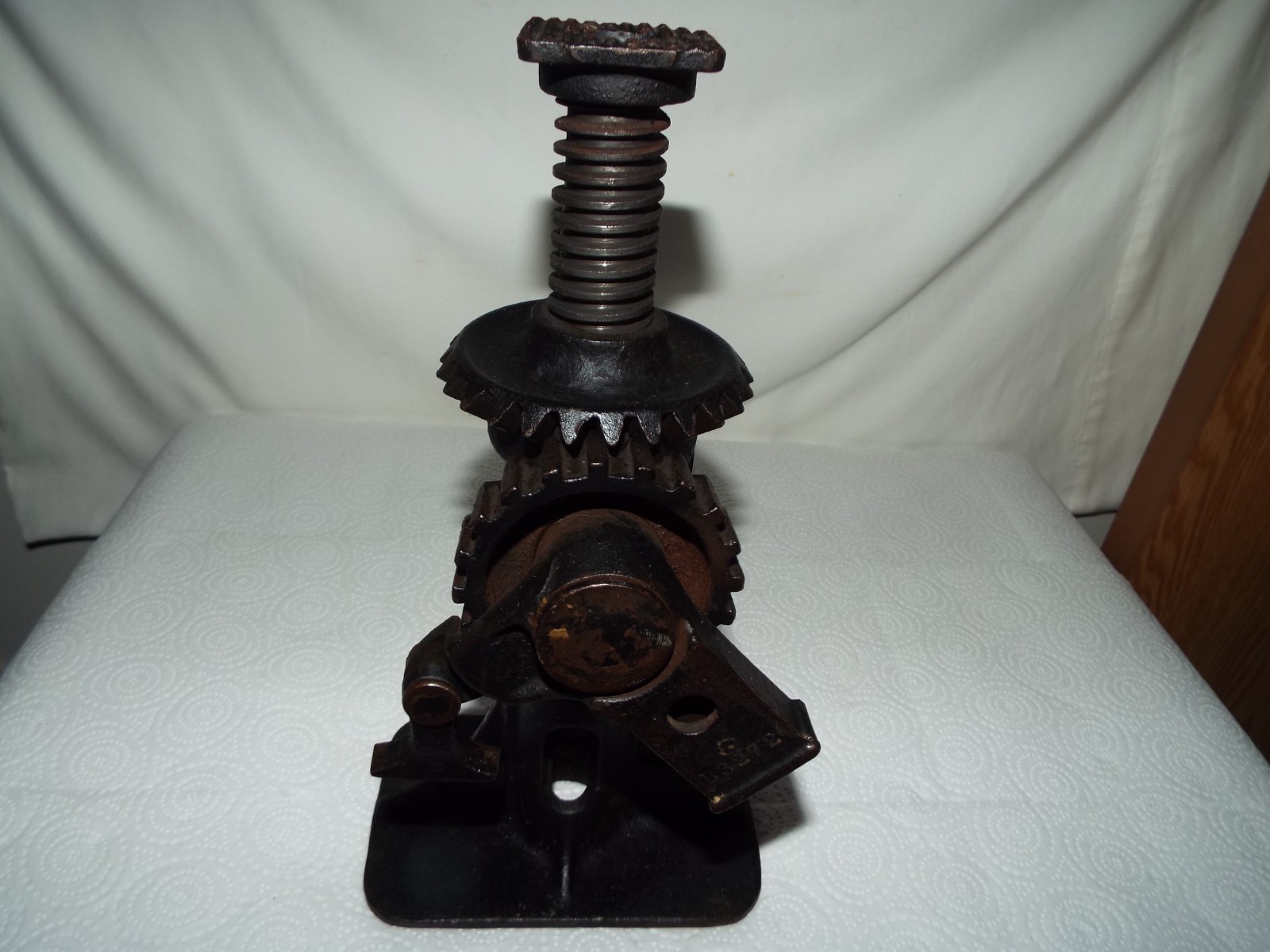 RARE ANTIQUE CAST METAL MODEL-T AUTOMOBILE JACK WITH LIFT BAR B553 READ!!