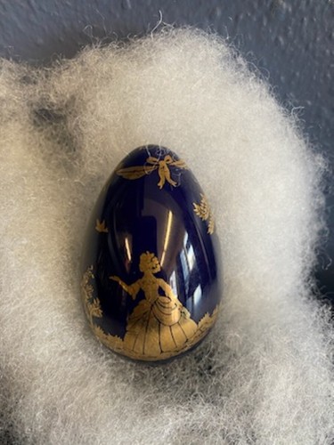 Vintage 1988 Franklin Mint Cobalt Blue and Gold Painted Porcelain Collectors Egg - Picture 3 of 6