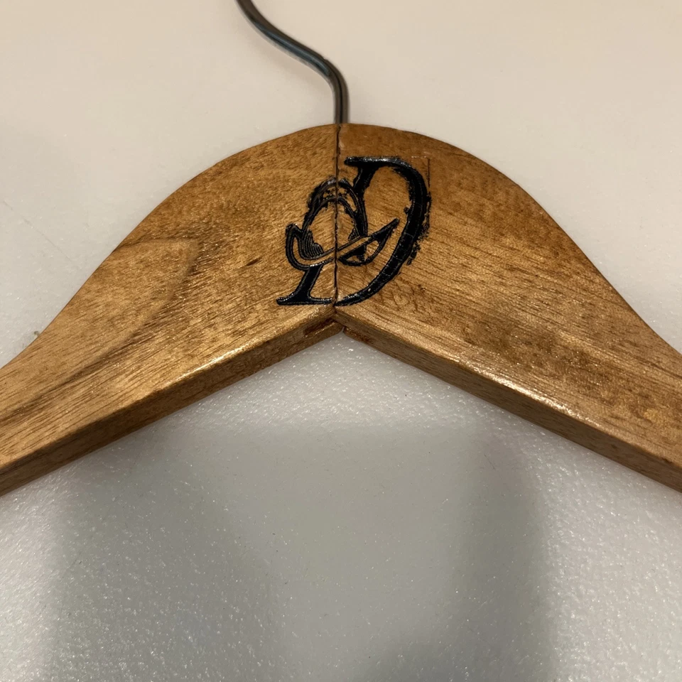 Percha de madera Doral Park Avenue New York City marrón madera vintage Nueva York Foto 2 de 4