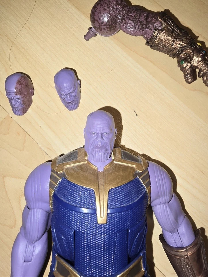 Figura de acción exclusiva de Marvel Legends Avengers Children of Thanos *solo Thanos* Foto 3 de 4