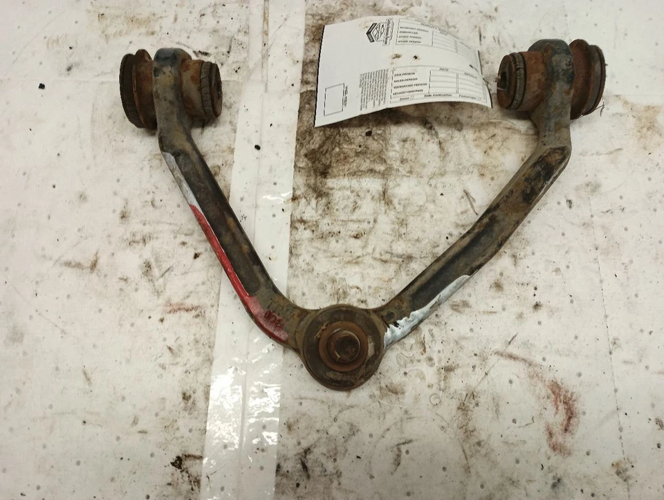 Brazo de control superior derecho pasajero delantero del Ford F150 2000 11928042 Foto 3 de 4