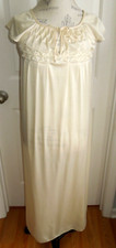 VINTAGE DELICATE YELLOW LONG NYLON KAYSER NIGHTGOWN w/CAP SLEEVES SIZE PETITE SM