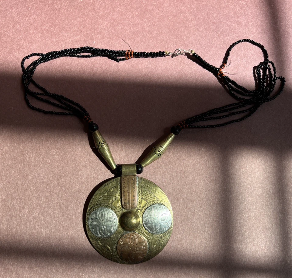 Ожерелье с несколькими нитями маленькое черное бисер с большим круглым смешанным металлическим кулоном