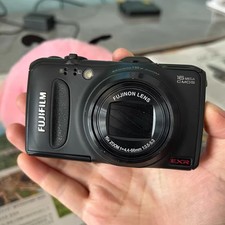 Fujifilm FinePix F600 EXR Digital Camera 16 MP 15x Optical Zoom with Accessories