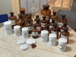 24 Alte Apotheker Gläser Gefäße Porzellan Antik Braunglas vintage Deko