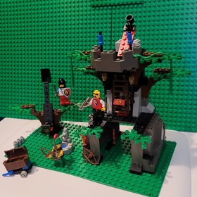 LEGO Hemlock Stronghold 6046 w cas285 + 3 Minifigs Incomplete see Pics & Desc