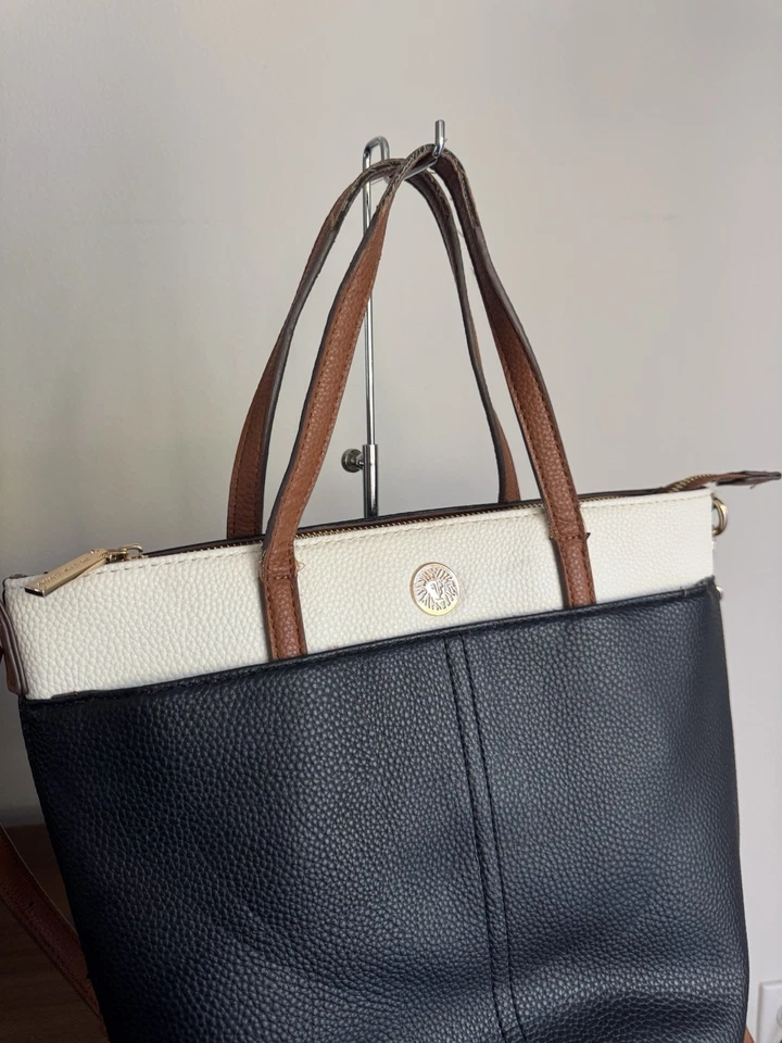 Bolsa tote de ombro Anne Klein tiracolo couro sintético branco/azul marinho - Imagem 2 de 4