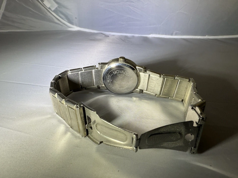 Reloj de cuarzo plateado resistente al agua Movado todo acero inoxidable T4A4028k Foto 2 de 4