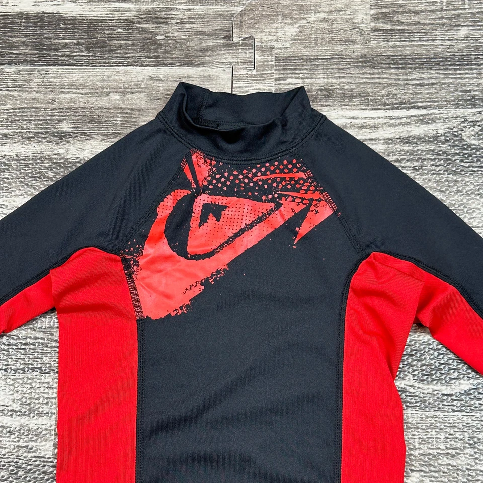 Camiseta Quicksilver UVtech Sun meninos crianças grande preta vermelha meia manga protetor contra erupções cutâneas - Imagem 2 de 4