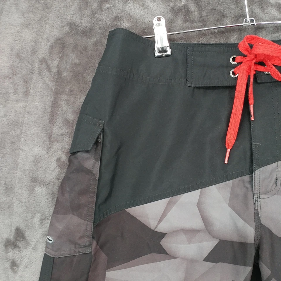 Pantalones Cortos The North Face X REEF Cryptic Board Para Hombre Medianos Ajustables Negros Grises Foto 3 de 4