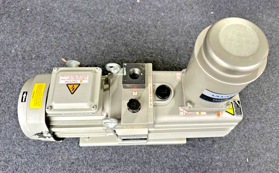 Bomba de vacío rotativa de aceite Ulvac VD151 y filtro TMX-1 17,3 m3/h 550 W 230/460 VCA Foto 3 de 4