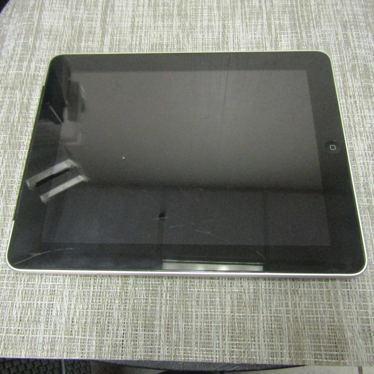 Apple iPad (1st Generation) Wi-Fi + 3G 16 GB Tablets & eReaders