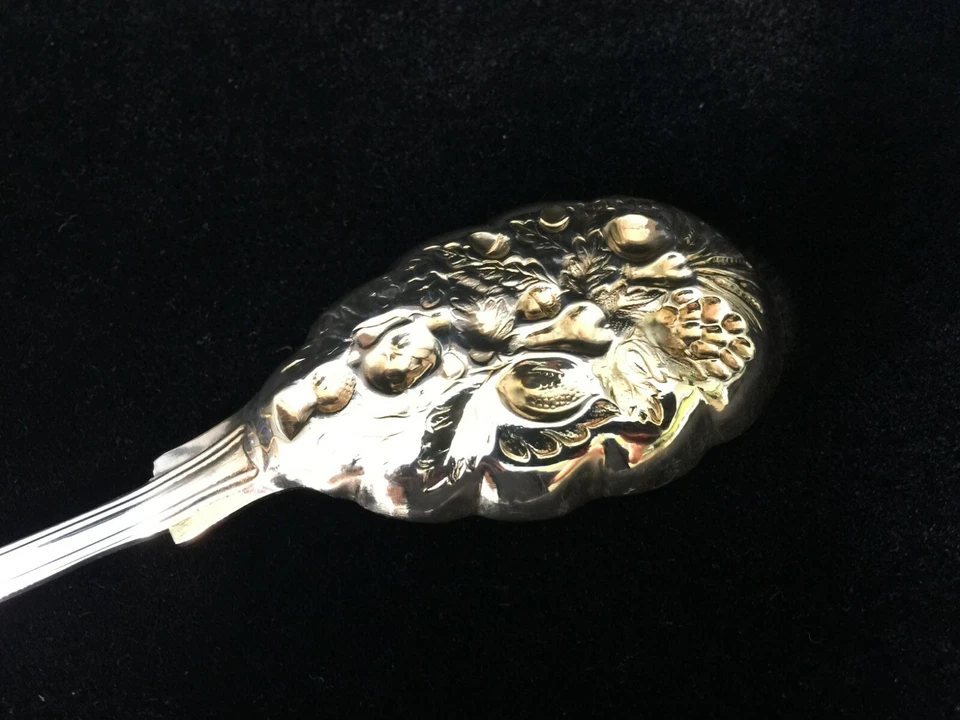 Cuchara para servir WA Sheffield England Berry Fruit Gold, 9" de largo Foto 4 de 4