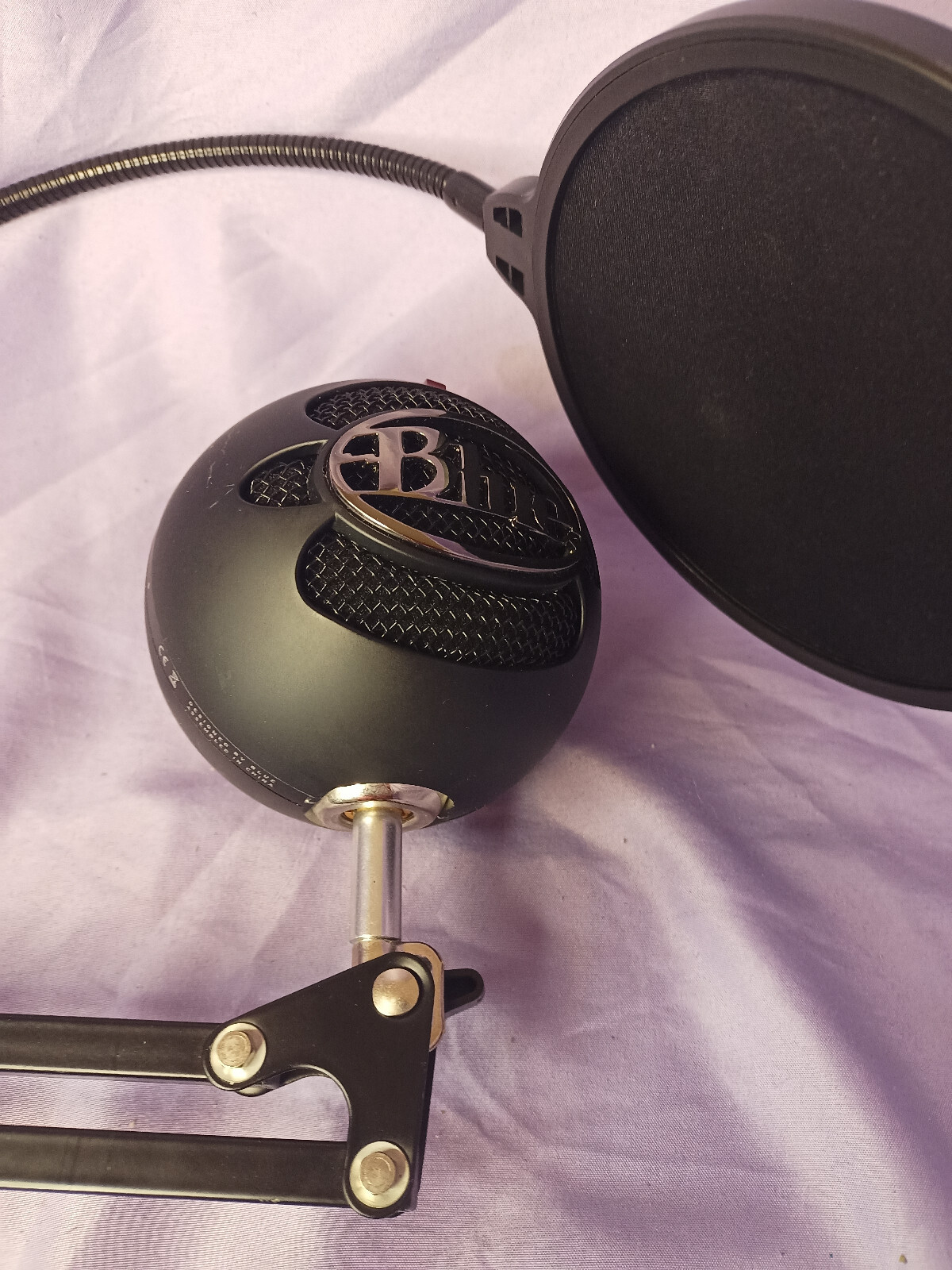 BLUE Microphone Snowball ICE Mounted On Boom Adjustable Arm w/ Aokeo screen