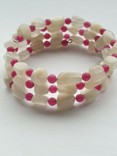 White moonstone nugget and faceted hot pink quartzite memory wire bracelet - Picture 1 of 4