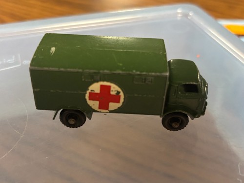 Matchbox Lesney #63-A Service Ambulance Ford 3 Ton 4x4 - Crimped Axles - Picture 8 of 10