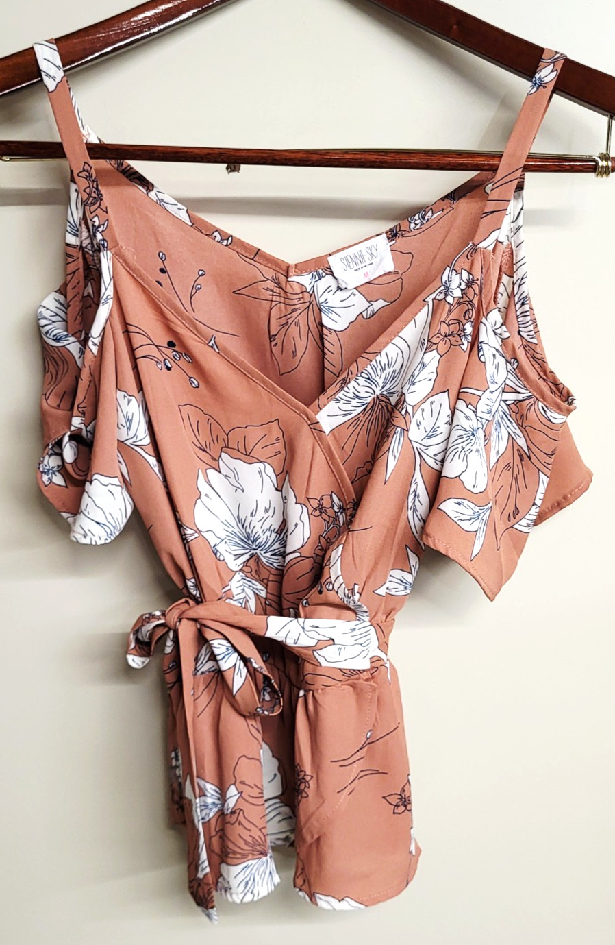 SIENNA SKY Women's Slip Sleeve Blouse Tan White Navy Floral Pattern Size M!!!