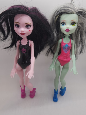 Two Monster High Dolls From Mattel Halloween Toy Frankie Stein & Draculaura