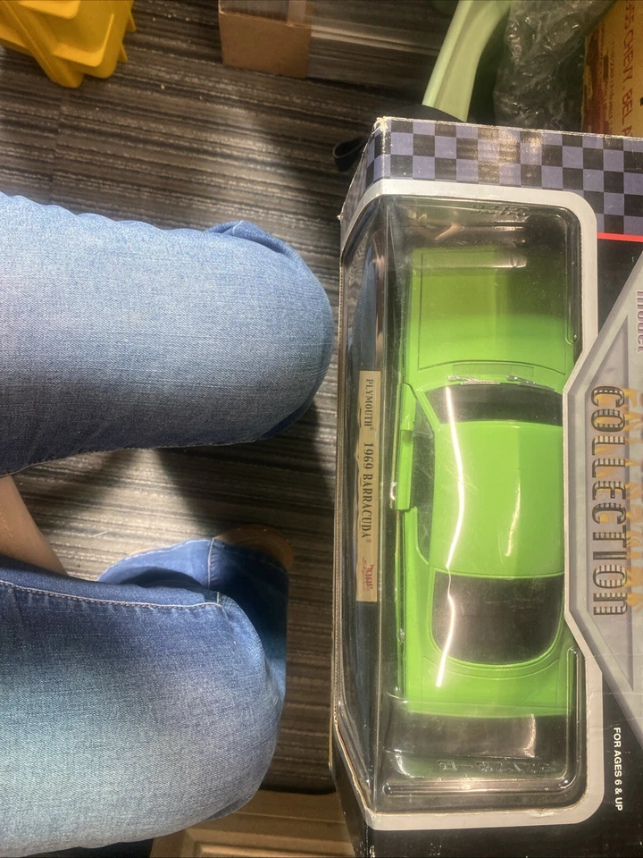 Colección Plymouth Barracuda 1969 1/18 diecast nuevo en caja raro verde lima 1 Foto 2 de 4