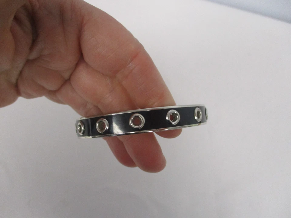 PULSERA BRAZALETE COACH FIRMADA ESMALTE NEGRO PLATEADO con PUNTOS PERFORADOS Foto 2 de 4