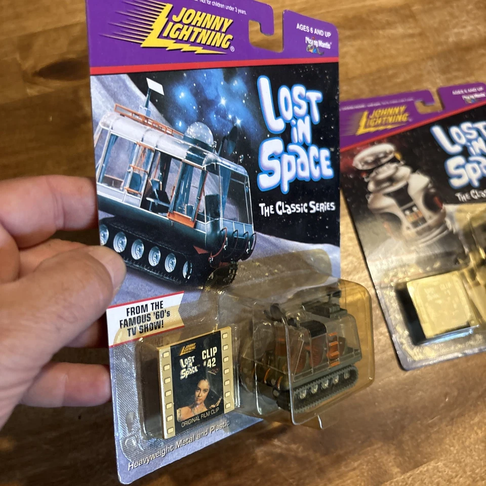 DOIS modelos de ficção científica Johnny Lightning Lost in Space robô B9 e Jupiter 2 novo na caixa - Imagem 4 de 4