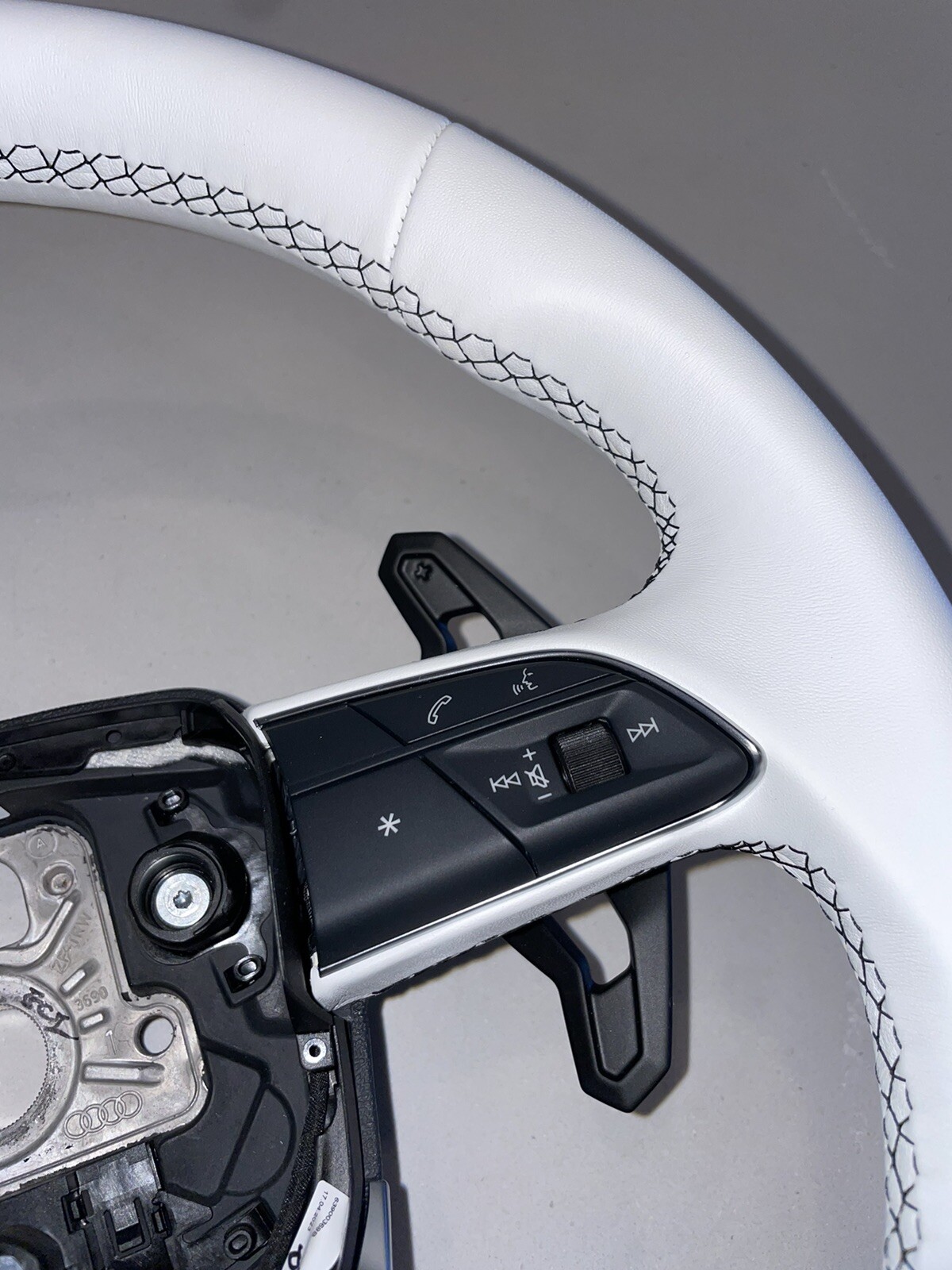 GENUINE LAMBORGHINI URUS NEW WHITE LEATHER CHROME BANG STITCH STEERING WHEEL