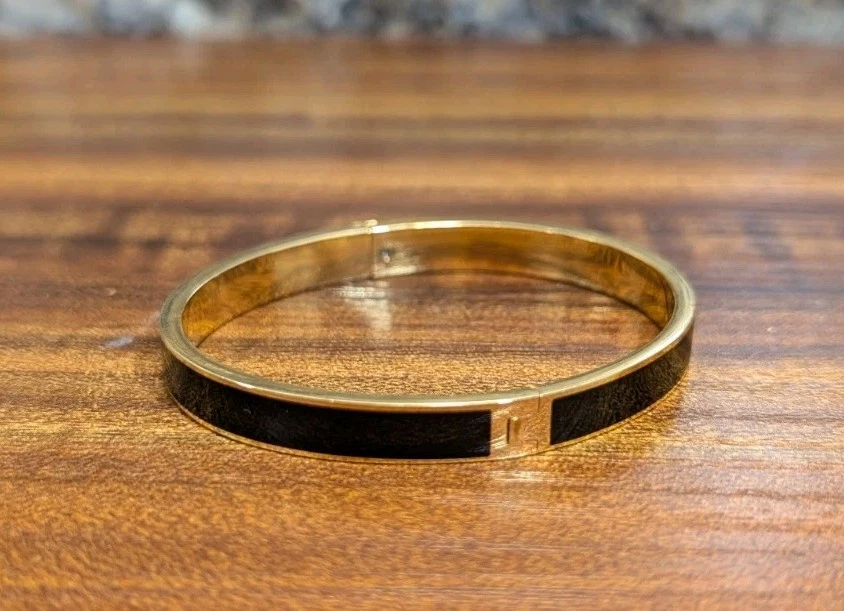 Brazalete con bisagra Kira Tory Burch esmalte negro + oro 18k sobre latón + anillo Foto 3 de 4