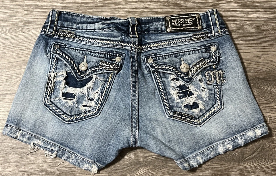 Pantalones cortos de jean Miss Me Destructed con solapa bolsillo tiro bajo desgastados talla 30 (30x3) Foto 4 de 4